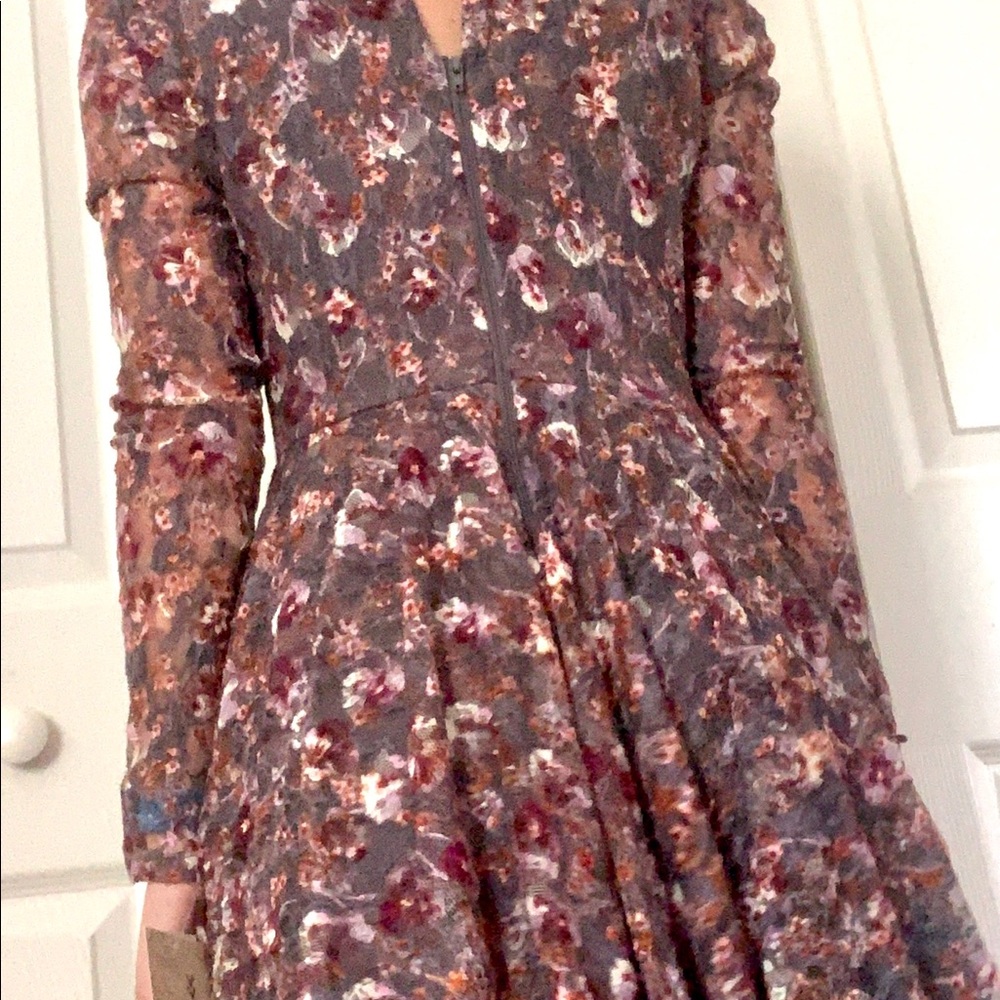 Brand new Rewind Floral Lace Dress - Picture 2 of 5